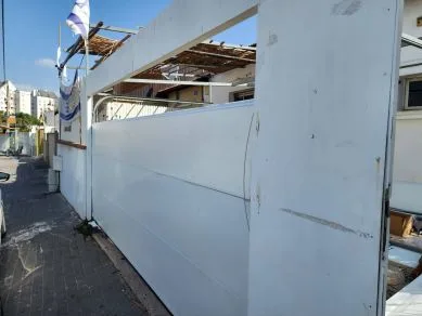 שירות תיקונים לסוגים שונים של דלתות הרמה